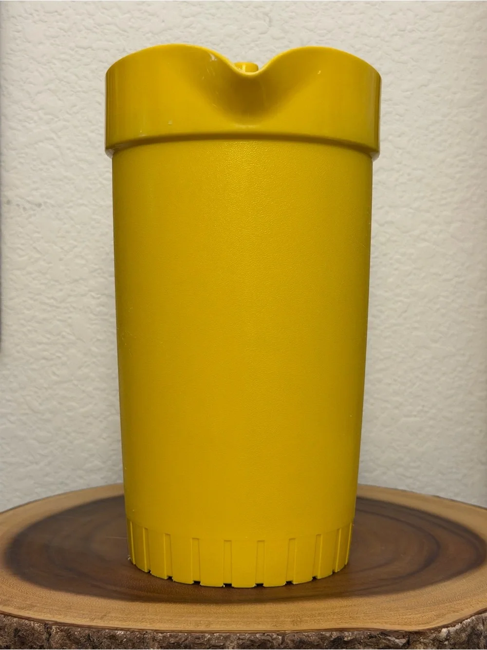 VTG Tupperware 1.5 Quart Yellow Pitcher w/ Push Button Lid #874-14